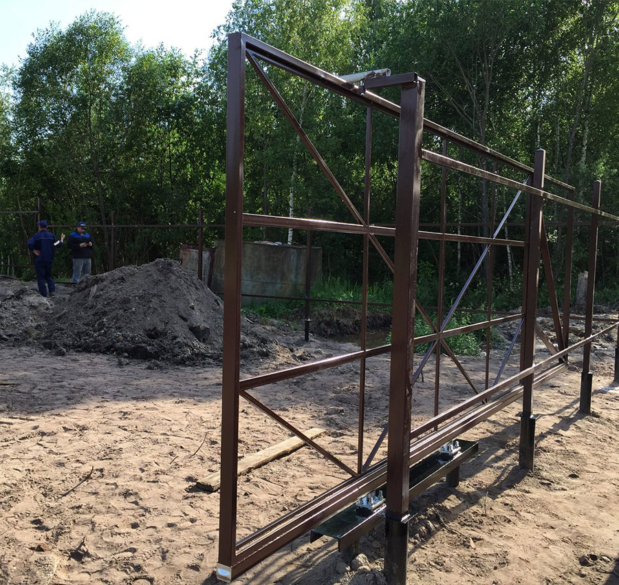 Варианты ворот на винтовых сваях в Свердловской области